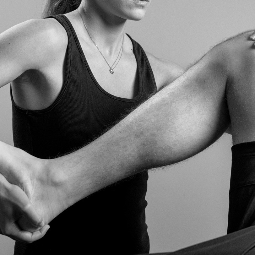 Knee pain assessment by a physiotherapist
