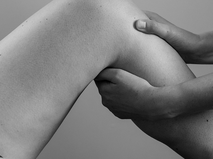 Examining a knee for shockwave therapy