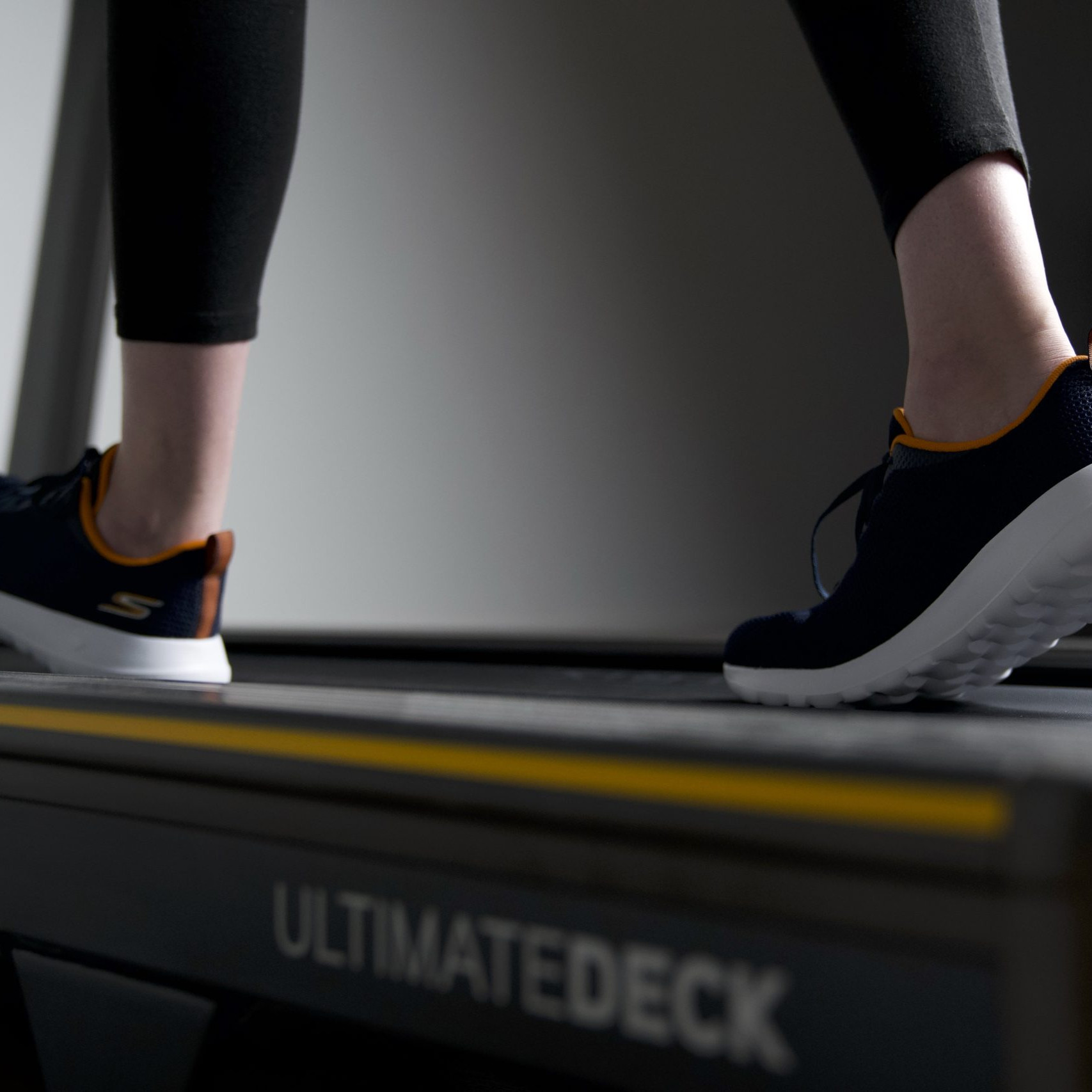 women walking on the treadmill colore photo
